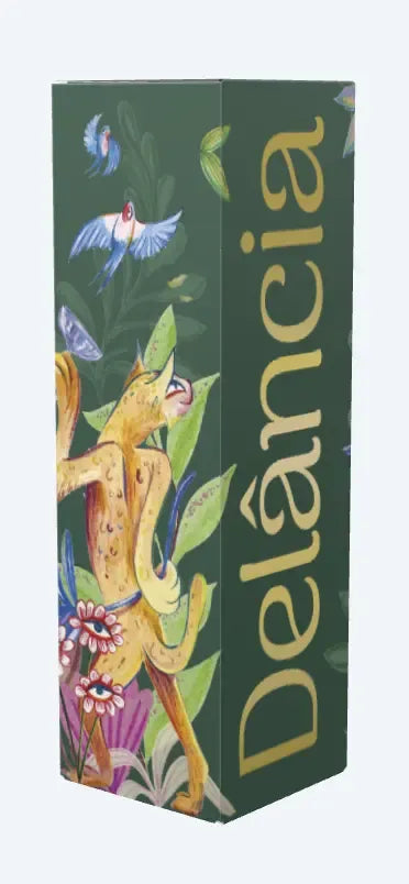 Delância luxury green wine gift box featuring an illustrated golden lynx and birds