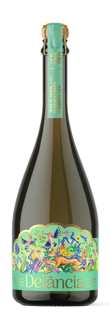 Chilled bubbly bottle of Delância white wine with elderflower and green tea