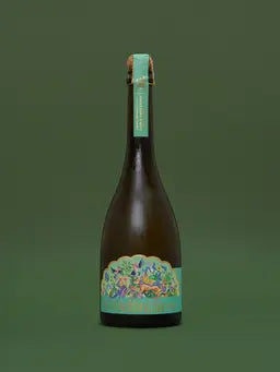 Delância white botanical sparkling wine bottle as a premium prosecco alternative on a deep green background